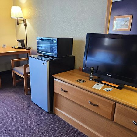 Fossil Creek Hotel & Suites Russell ภายนอก รูปภาพ