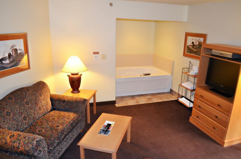Fossil Creek Hotel & Suites Russell ภายนอก รูปภาพ