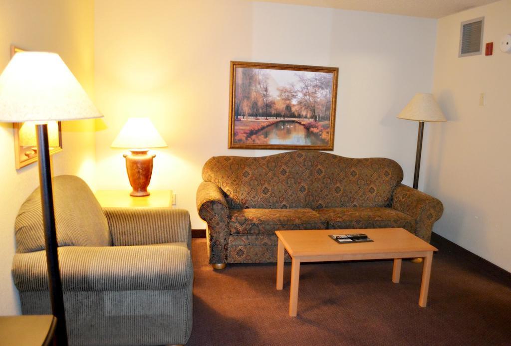 Fossil Creek Hotel & Suites Russell ห้อง รูปภาพ