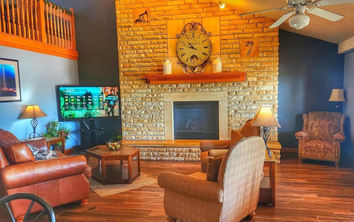 Fossil Creek Hotel & Suites Russell ภายนอก รูปภาพ