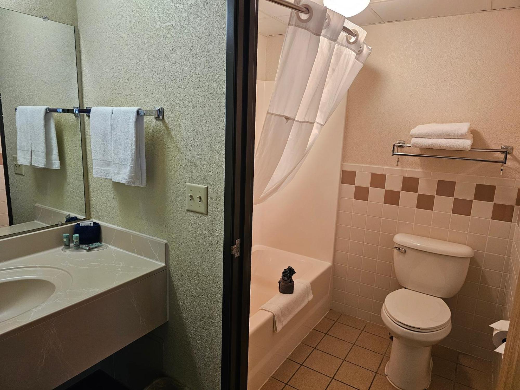 Fossil Creek Hotel & Suites Russell ภายนอก รูปภาพ