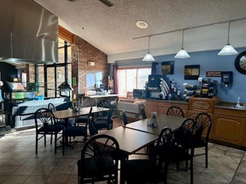 Fossil Creek Hotel & Suites Russell ภายนอก รูปภาพ