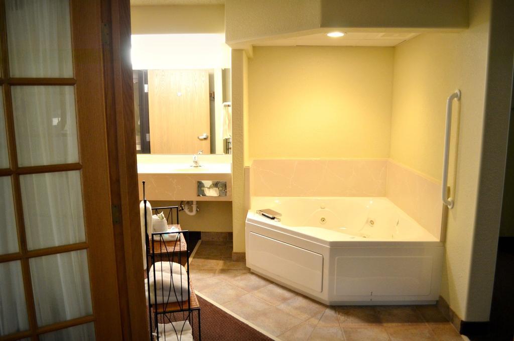 Fossil Creek Hotel & Suites Russell ภายนอก รูปภาพ
