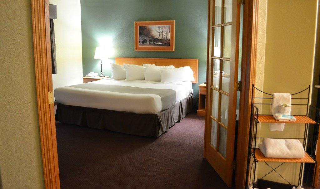Fossil Creek Hotel & Suites Russell ภายนอก รูปภาพ
