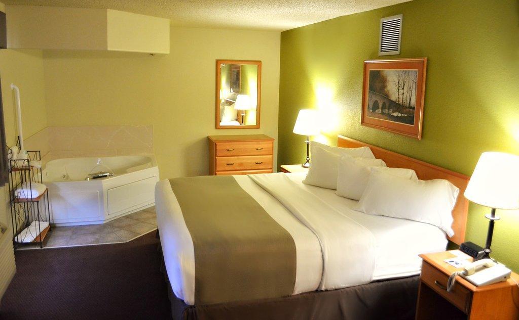 Fossil Creek Hotel & Suites Russell ภายนอก รูปภาพ