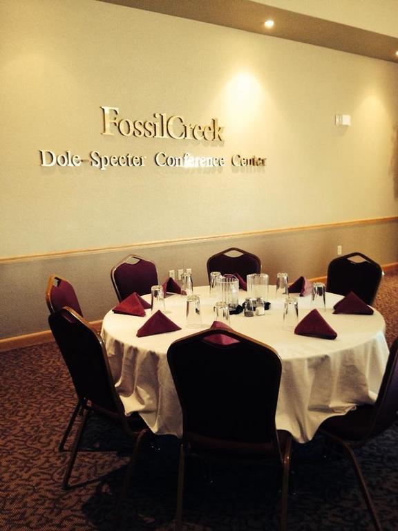 Fossil Creek Hotel & Suites Russell ภายนอก รูปภาพ