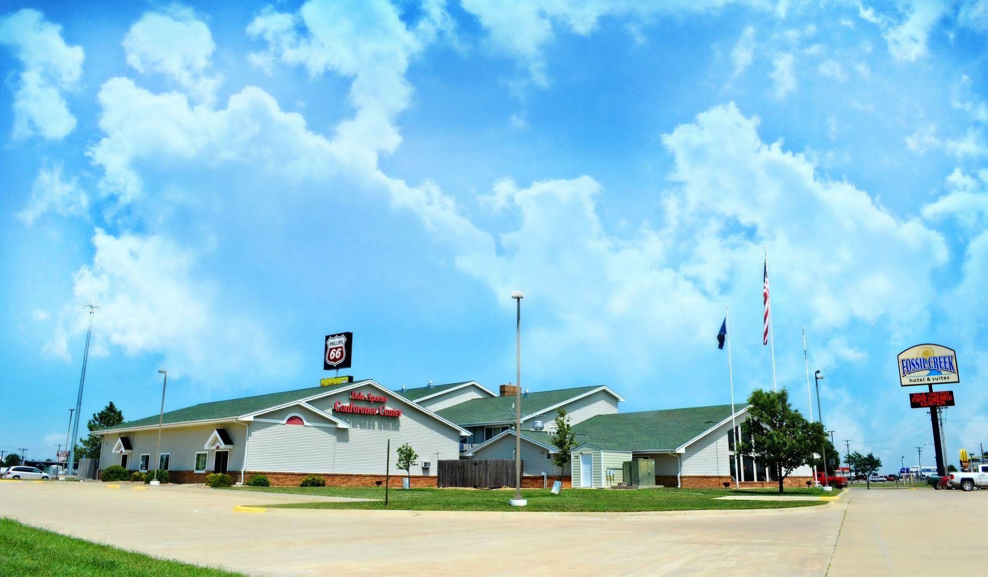 Fossil Creek Hotel & Suites Russell ภายนอก รูปภาพ