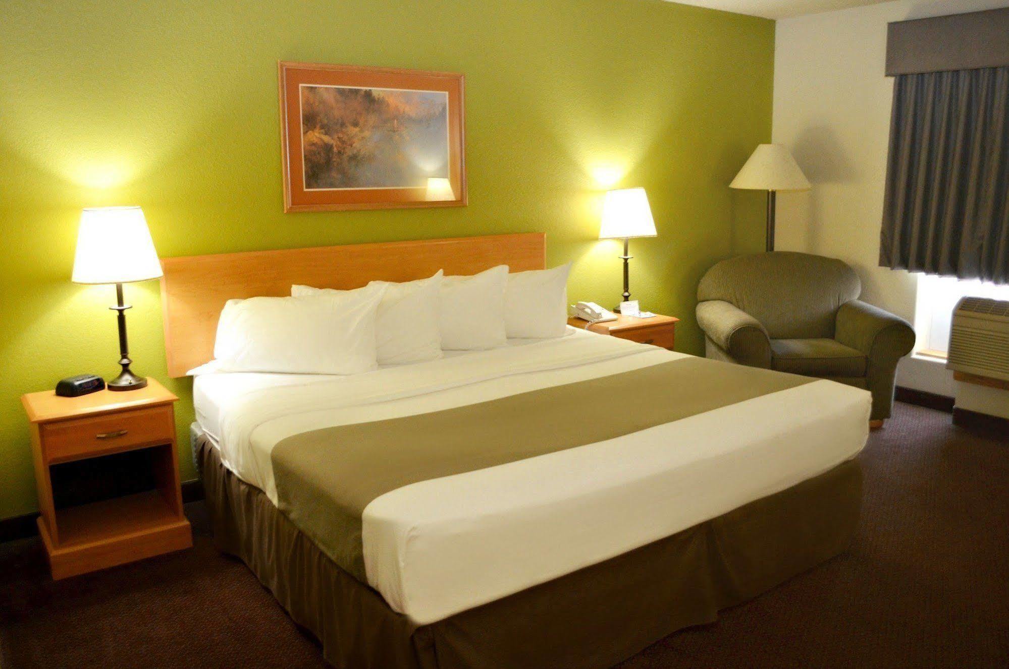 Fossil Creek Hotel & Suites Russell ภายนอก รูปภาพ