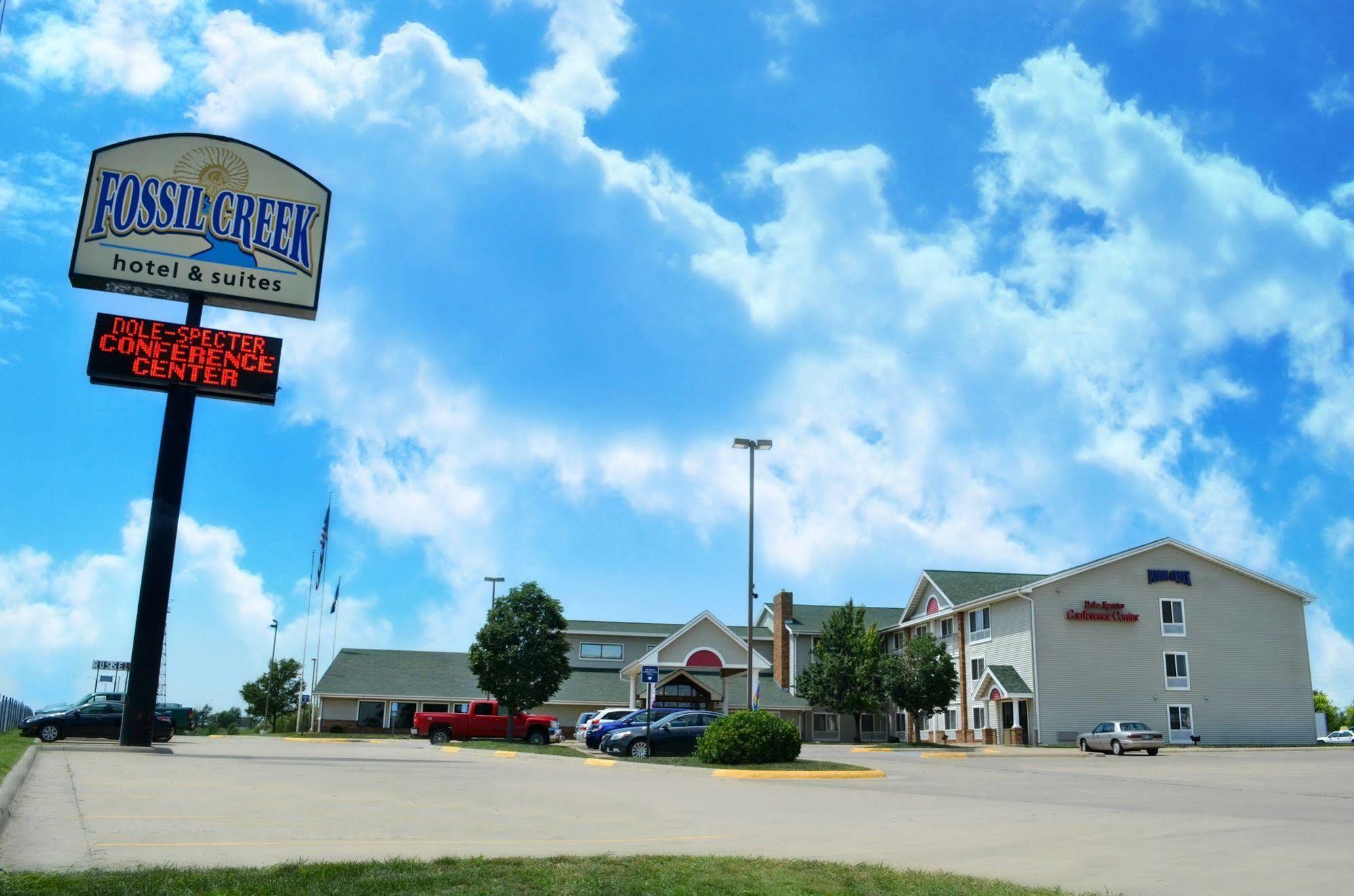 Fossil Creek Hotel & Suites Russell ภายนอก รูปภาพ