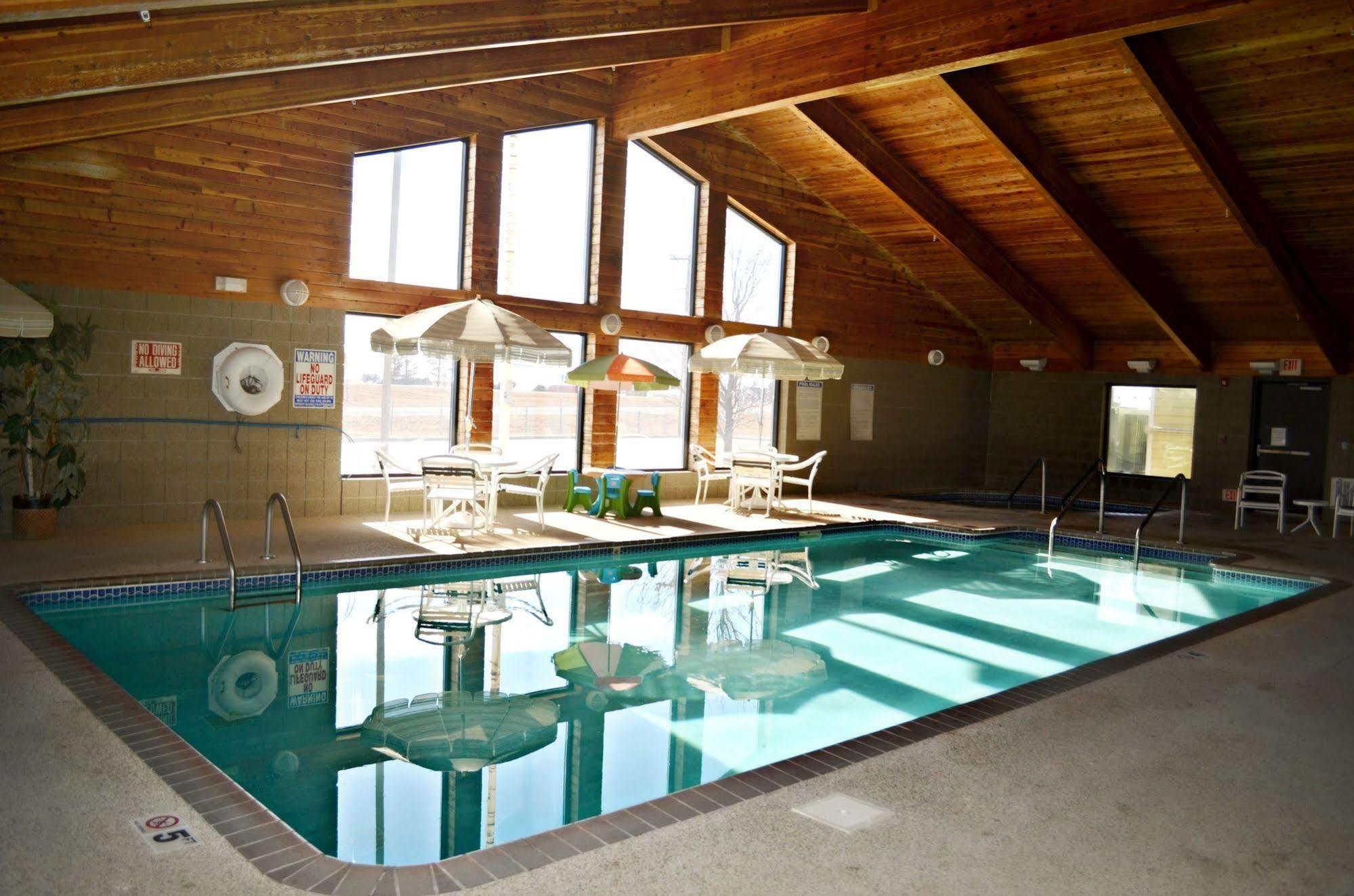 Fossil Creek Hotel & Suites Russell ภายนอก รูปภาพ