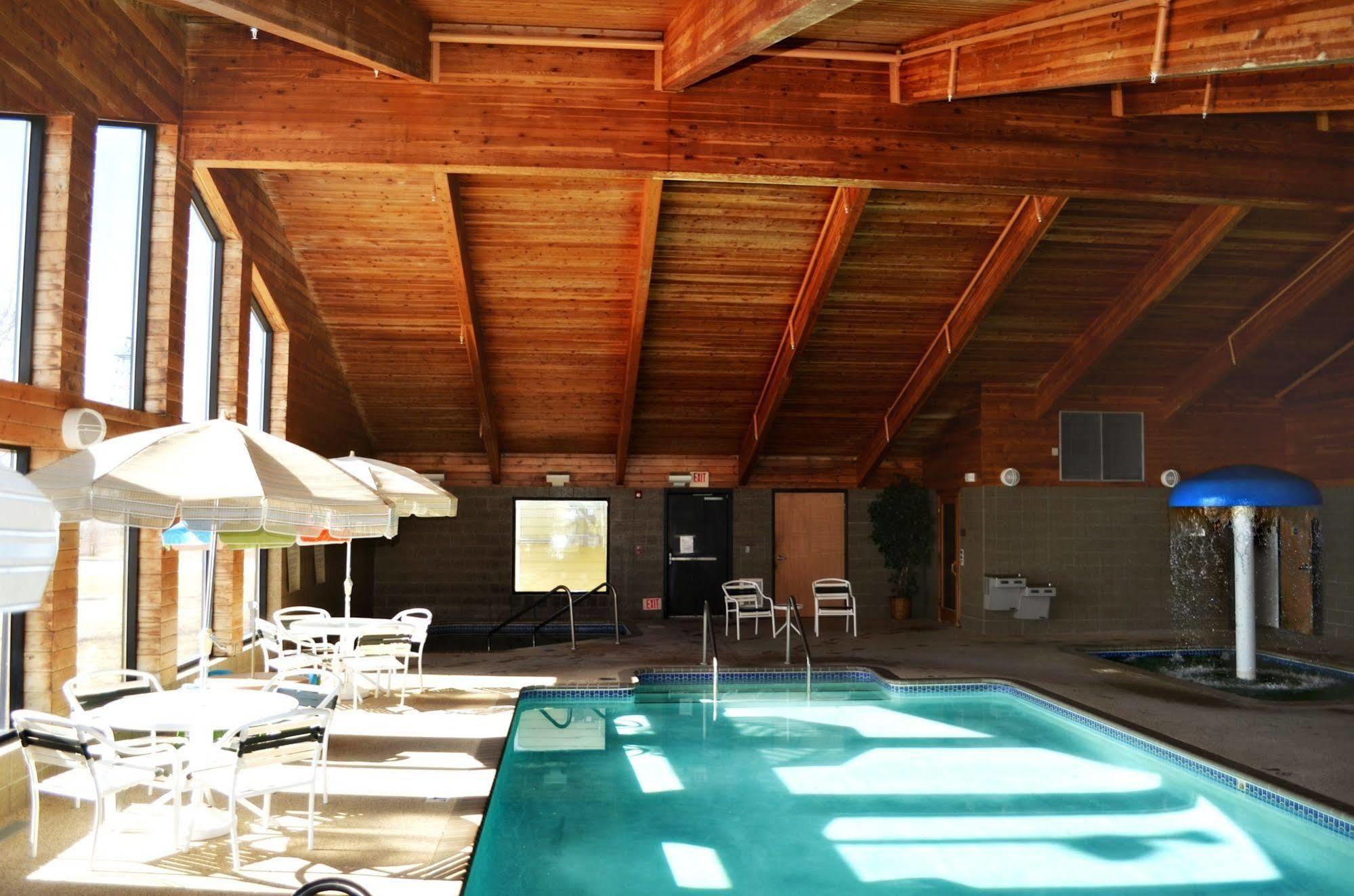 Fossil Creek Hotel & Suites Russell ภายนอก รูปภาพ