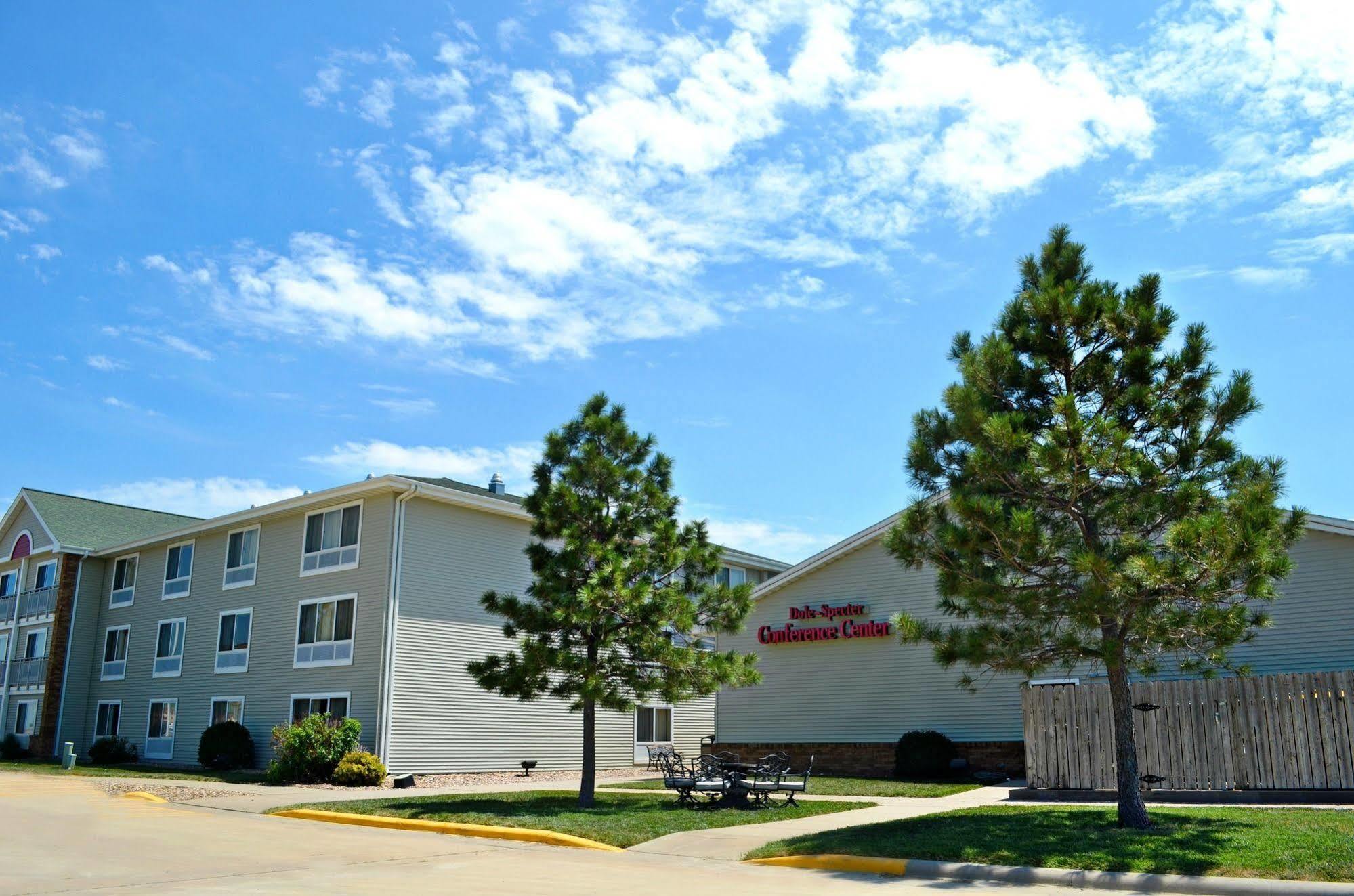 Fossil Creek Hotel & Suites Russell ภายนอก รูปภาพ
